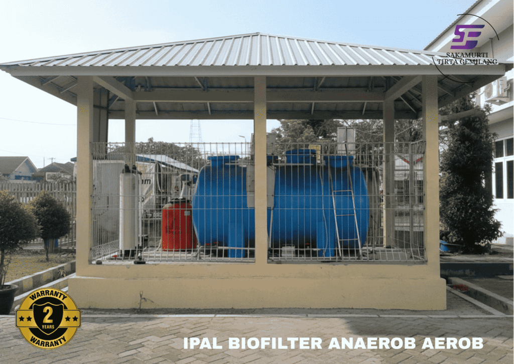 Unit IPAL biofilter anaerob aerob rumah sakit dengan tangki fiberglass FRP dan pagar pengaman terintegrasi.