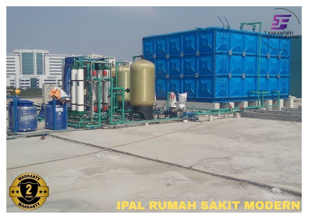 Instalasi IPAL rumah sakit modern dengan sistem pengolahan limbah cair medis otomatis.