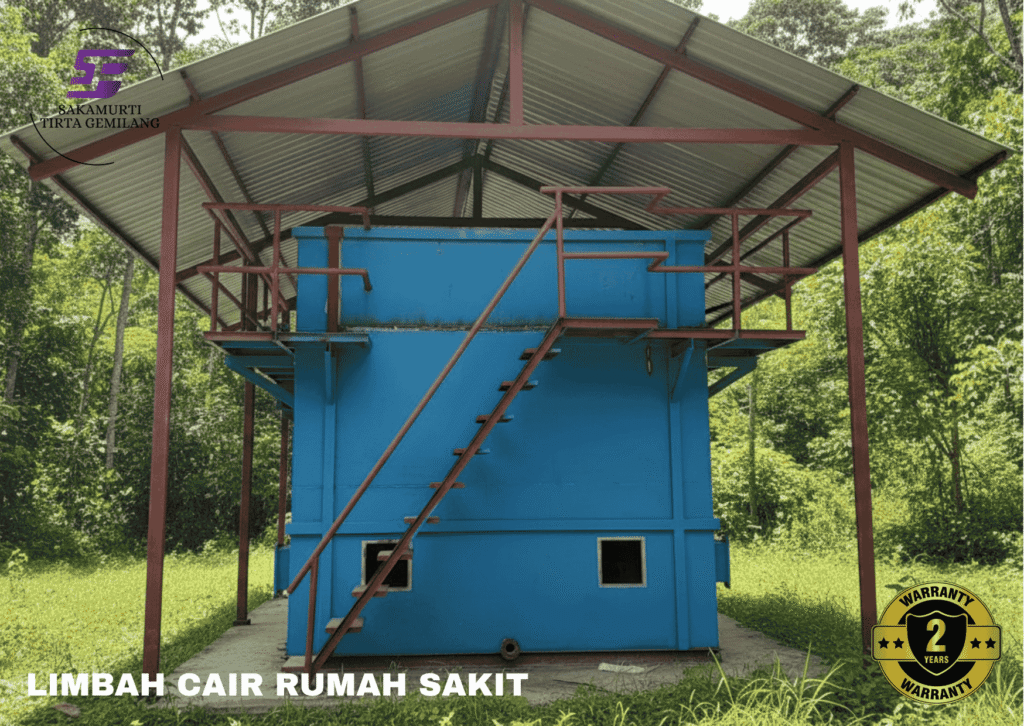 Unit instalasi pengolahan air limbah berwarna biru dari Sakamurti Tirta Gemilang untuk menetralisir limbah cair rumah sakit yang berbahaya bagi lingkungan.