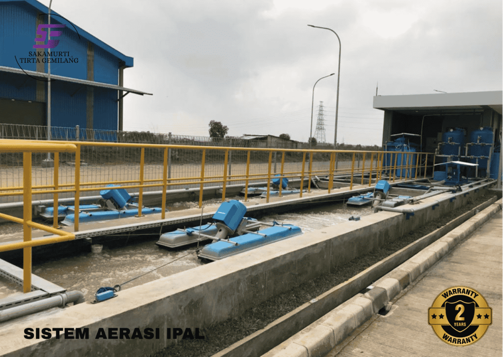 Floating surface aerator pada sistem aerasi IPAL industri sedang beroperasi di kolam beton